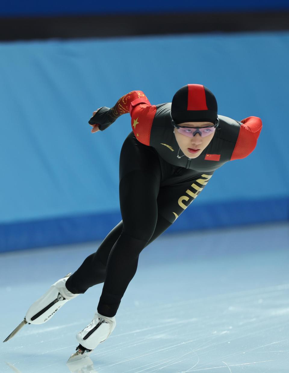 关于滑冰比赛中选手优雅表现,评委喝彩的信息 关于滑冰比赛中选手优雅表现,评委喝彩的信息