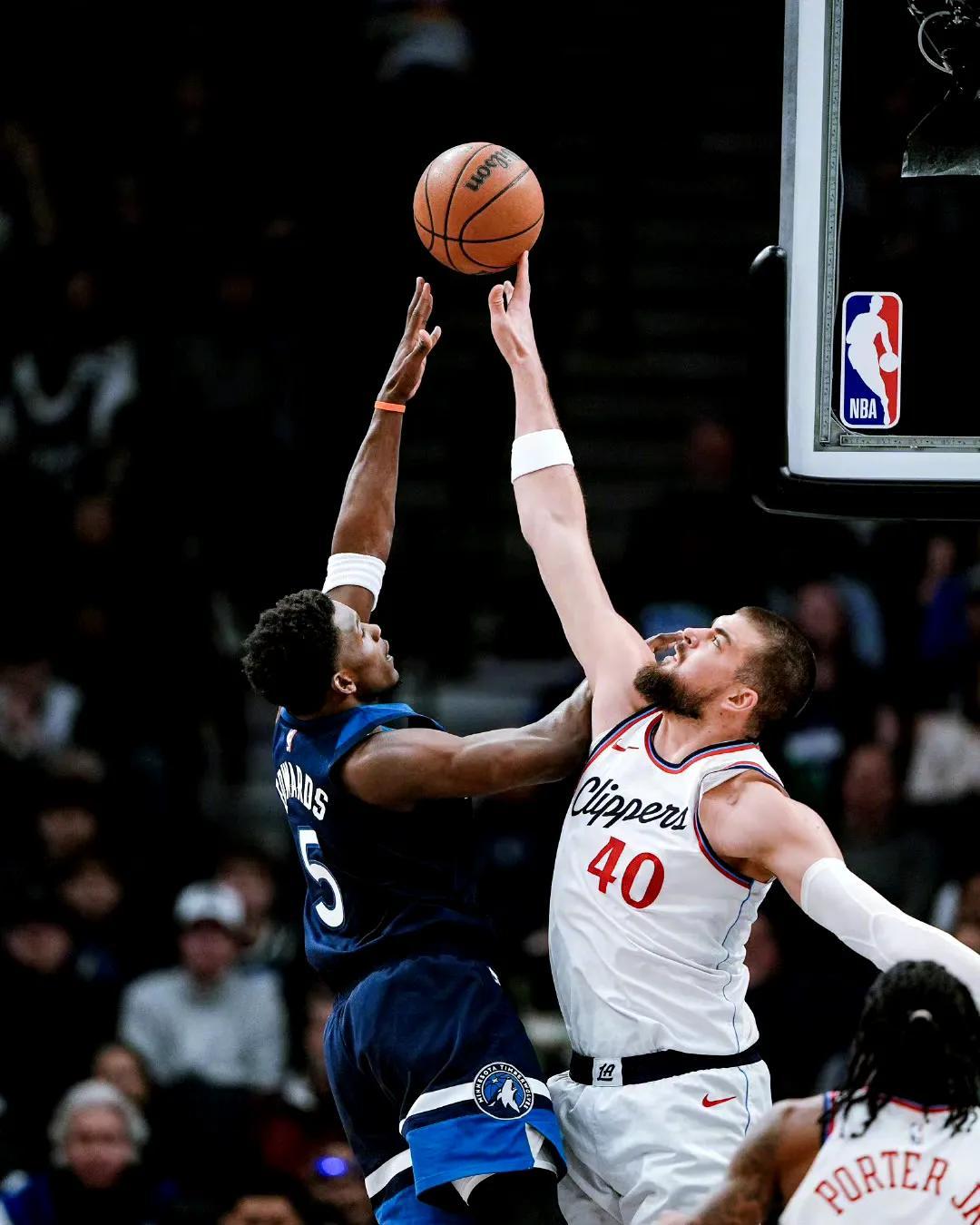 76人轻取独行侠，伦纳德点燃赛场