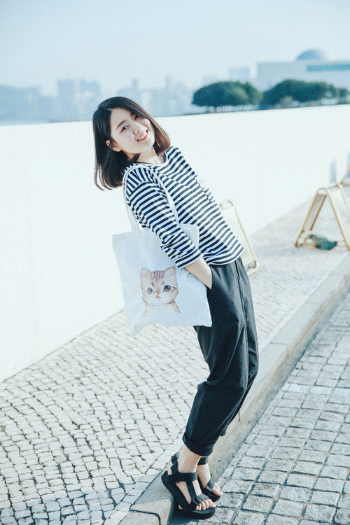 从克瓦拉茨赫利亚的冠军级舞步到阿尔及利亚的团队狂胜，现代足球的双面启示